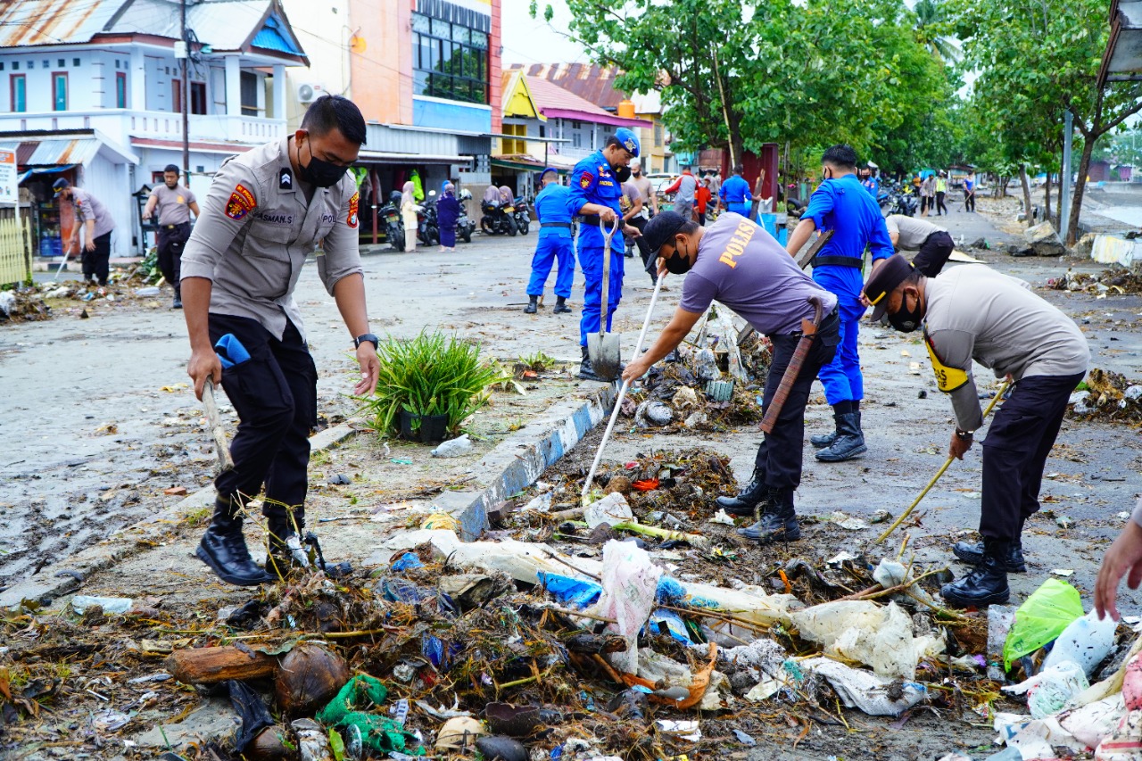 Polisi Bersama Warga Gotong Royong Bersihkan Sampah di Bibir Pantai