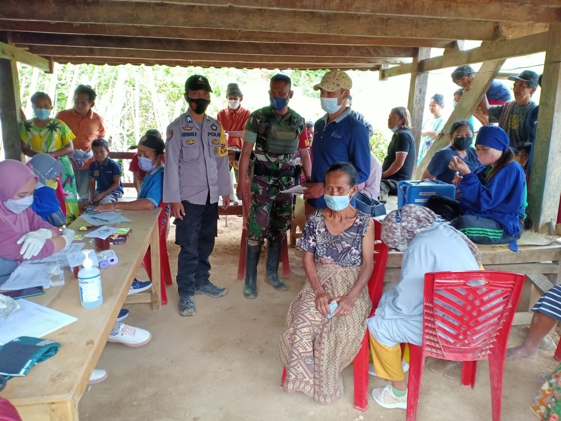 Bhabinkamtibmas Polsek Pana dan Babinsa Pantau Pelaksanaan Vaksinasi
