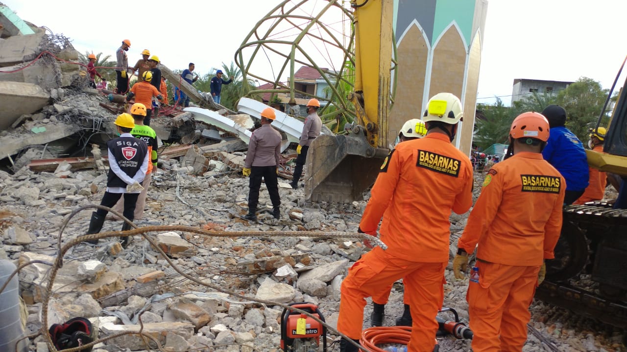 Basarnas Mamuju Bantu Pencarian Evakuasi Korban Reruntuhan Masjid Suada