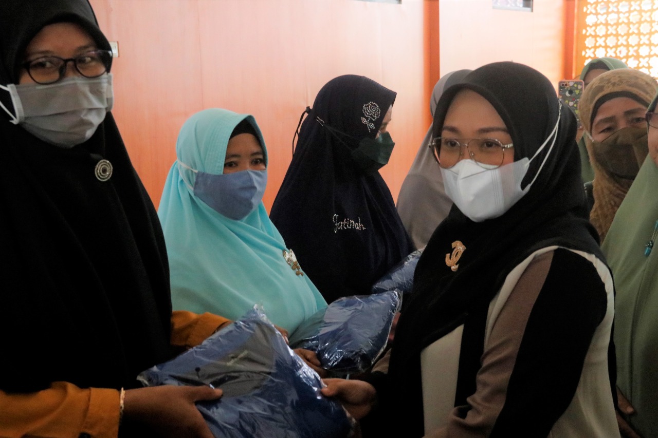 Sutinah Tunaikan Janji, Ribuan Pakaian Seragam Diberikan Pada Majelis Taklim Sutinah Tunaikan Janji, Ribuan Pakaian Seragam Diberikan Pada Majelis Taklim