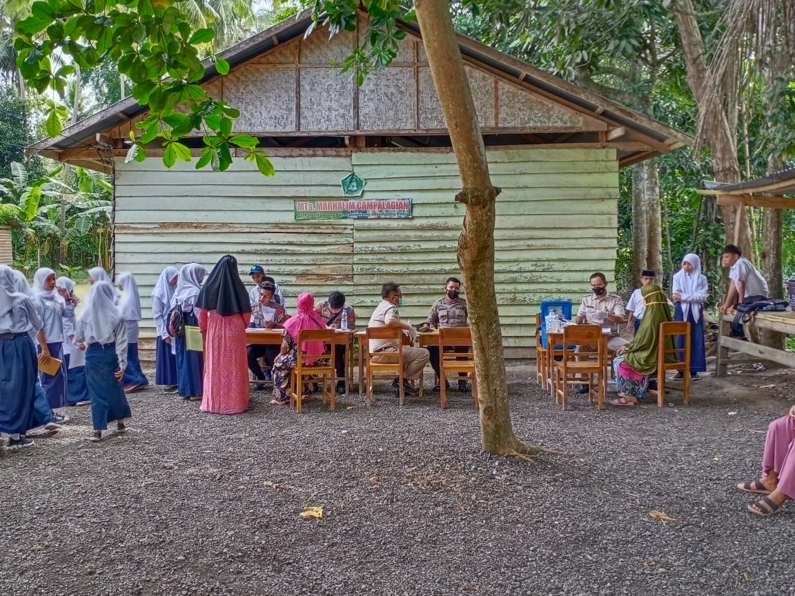 Tim 11 Vaksinator Polres Polman Sasar Pelajar Madrasah untuk Vaksinasi Covid-19 Tim 11 Vaksinator Polres Polman Sasar Pelajar Madrasah untuk Vaksinasi Covid-19