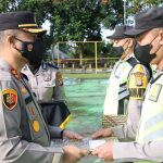 Kapolres Mamasa Beri Reward Bhabinkamtibmas Yang Berpreastasi dalam Capaian Vaksinasi Kapolres Mamasa Beri Reward Bhabinkamtibmas Yang Berpreastasi dalam Capaian Vaksinasi