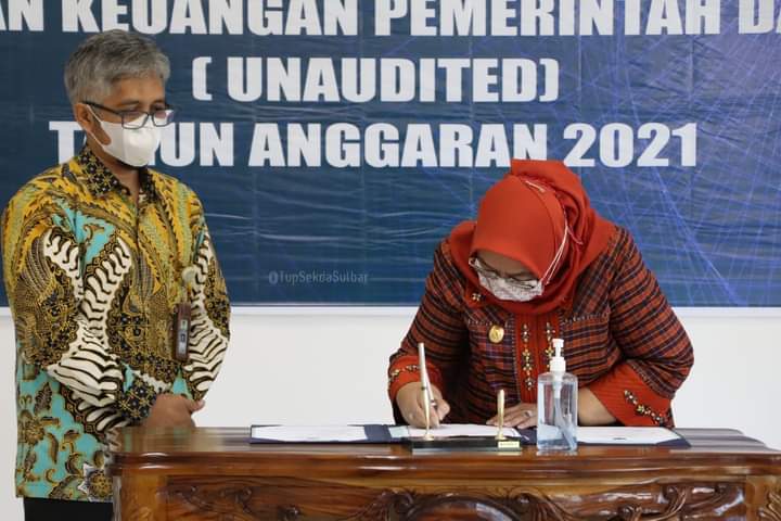 Wakil Gubernur Sulbar Serahkan LKPD 2021 Kepada BPK RI