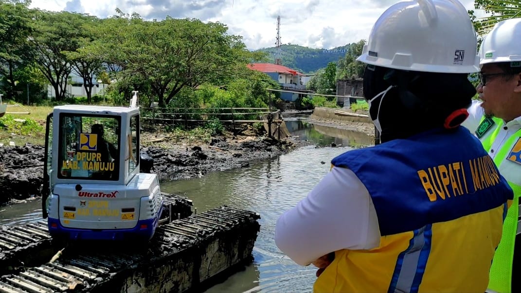 Atasi Banjir Dalam Kota Bupati Mamuju Sidak Pengerjaan PU