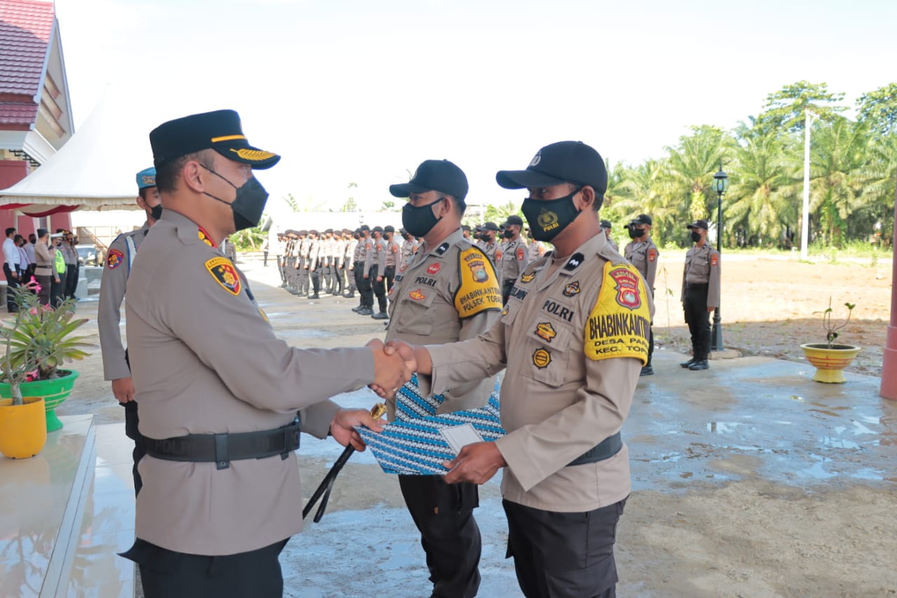 Kapolres Mamuju Tengah Beri Penghargaan Kepada Dua Bhabinkamtibmas