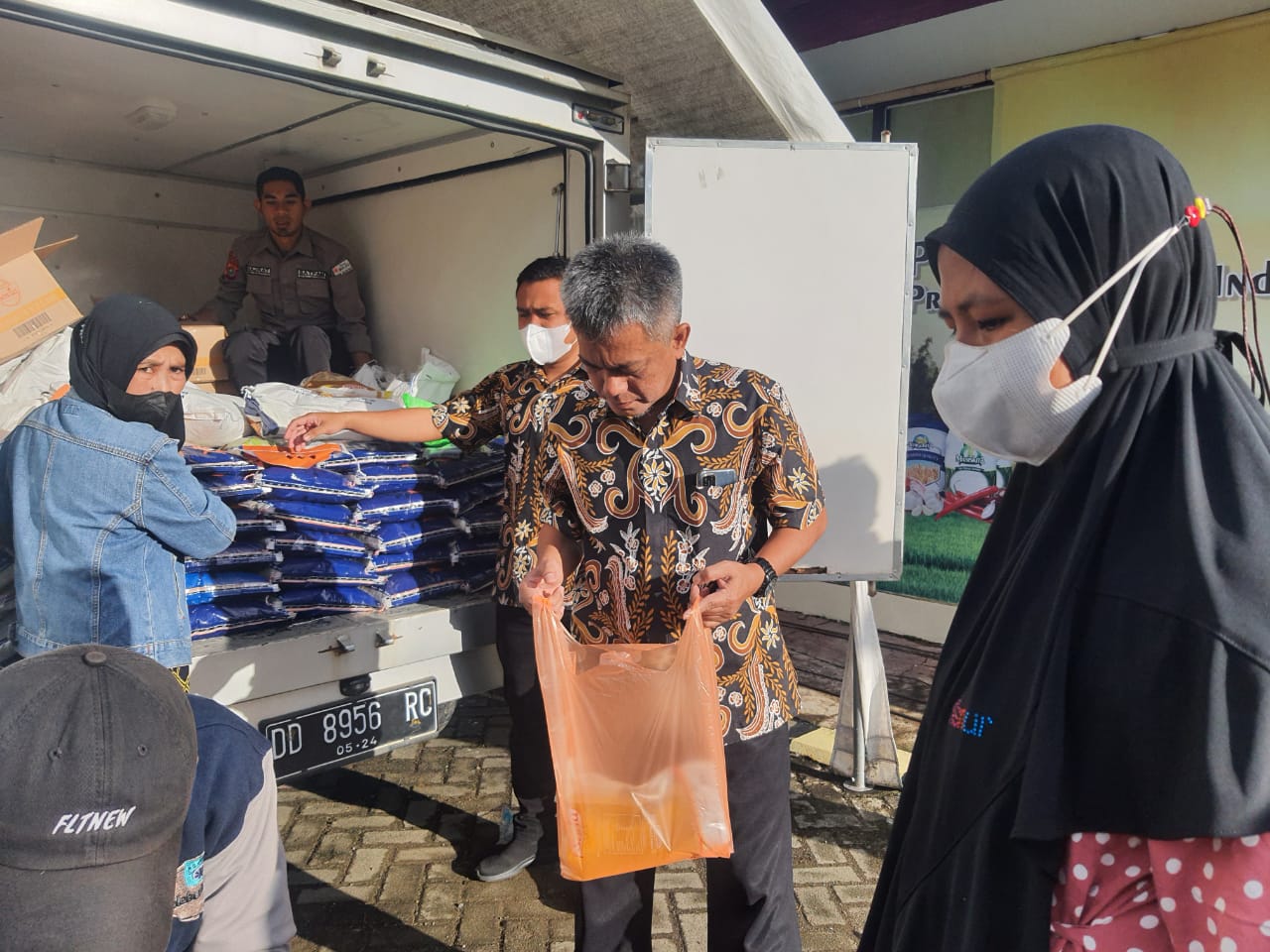 500 Kemasan Minyak Goreng dari Bulog Mamuju Ludes Diborong Warga.