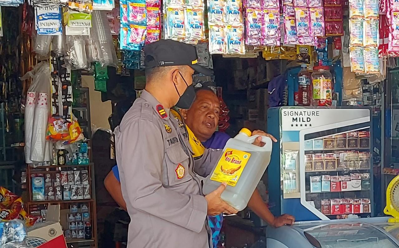 Polsek Tapango Monitoring Stok Minyak Goreng