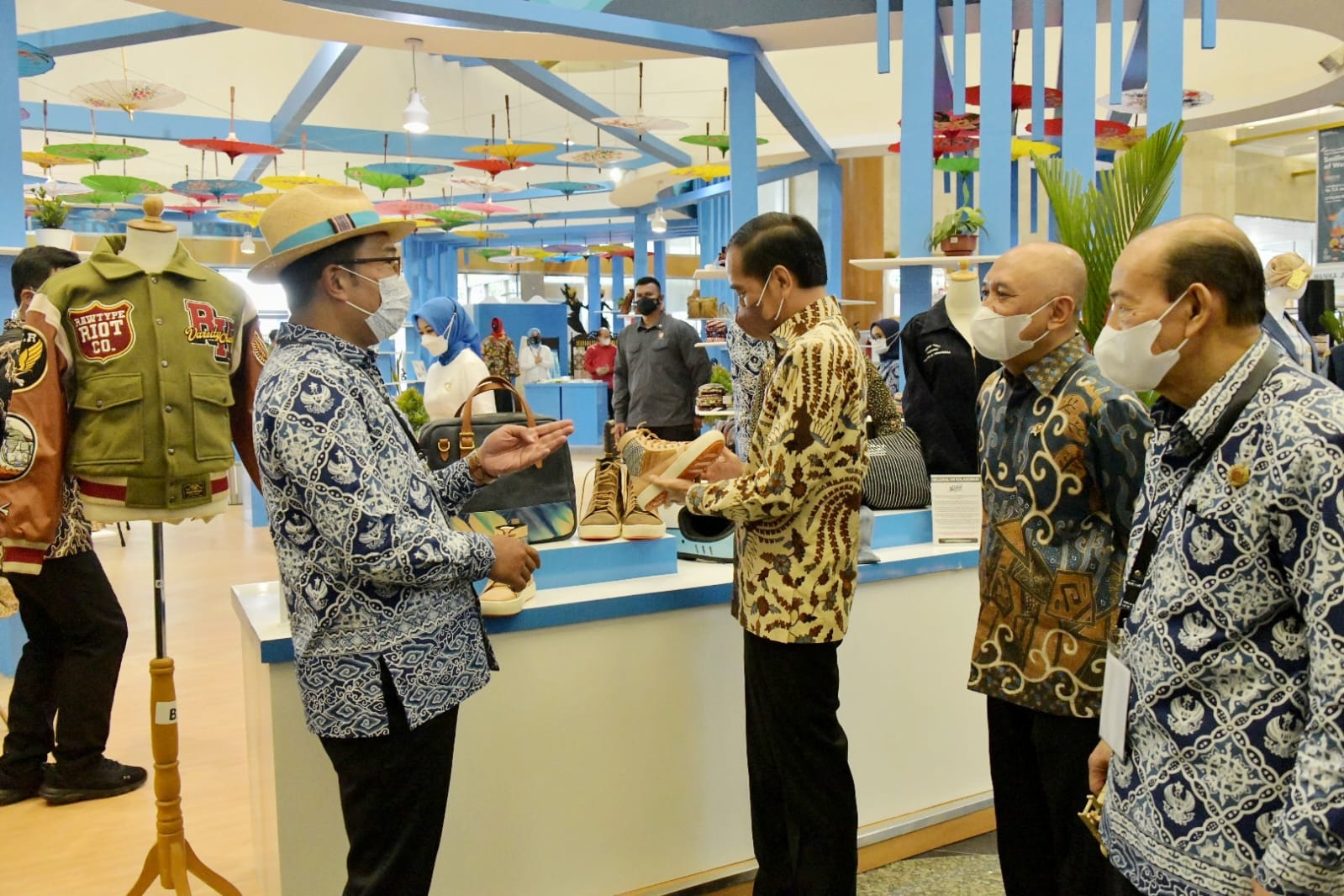 Presiden Jokowi Pesan Produk UMKM Jawa Barat Untuk Suvenir Delegasi G20, Produk yang dipesan radio kayu dan jam tangan kayu