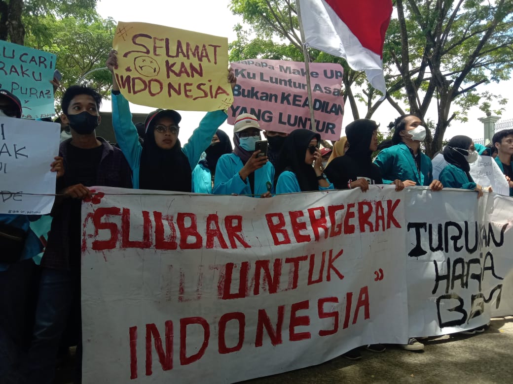 Ratusan Massa Geruduk Gedung DPRD Sulbar