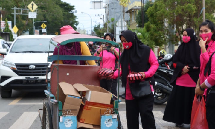 Ibu Bhayangkari Polresta Mamuju Berbagi Nasi Kotak