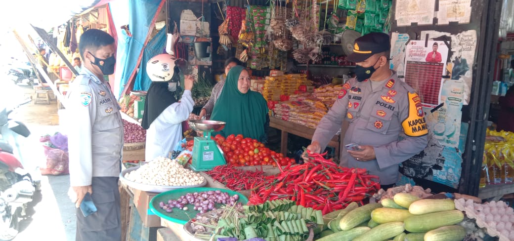 Personil Polresta Mamuju Monitoring Harga Pangan di Pasar Regional Mamuju