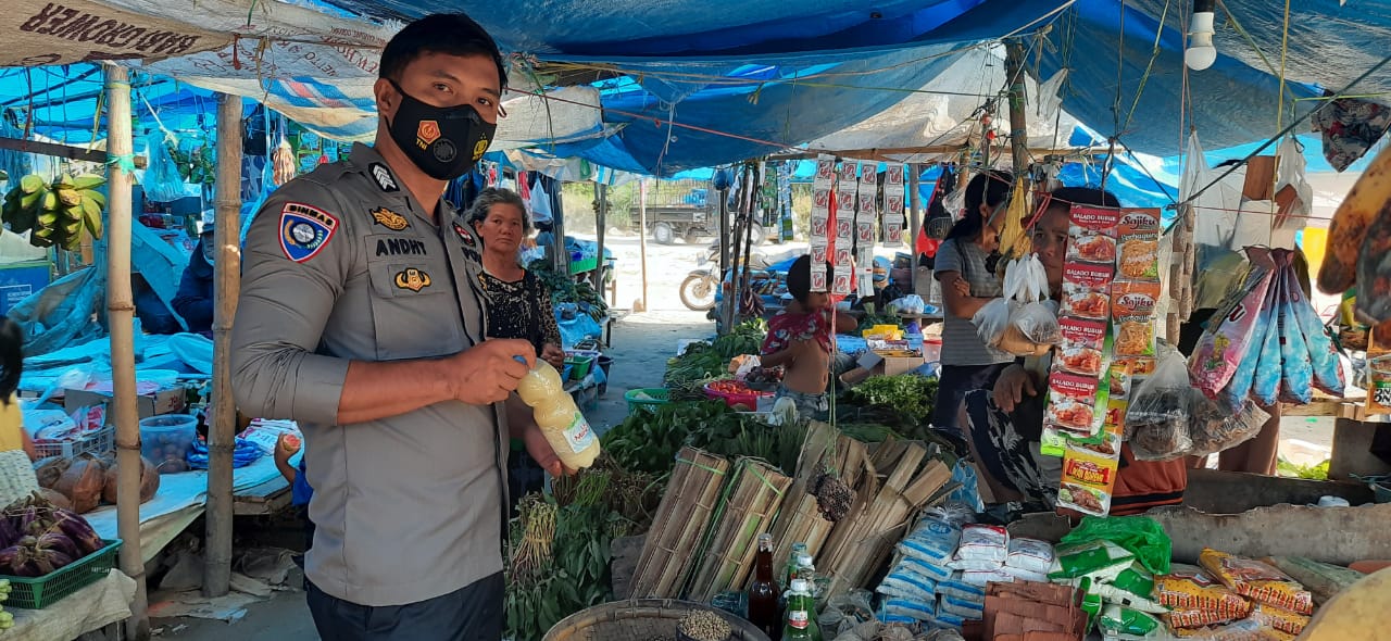 Bhabinkamtibmas Polsek Mamasa Pantau Ketersediaan Minyak Goreng