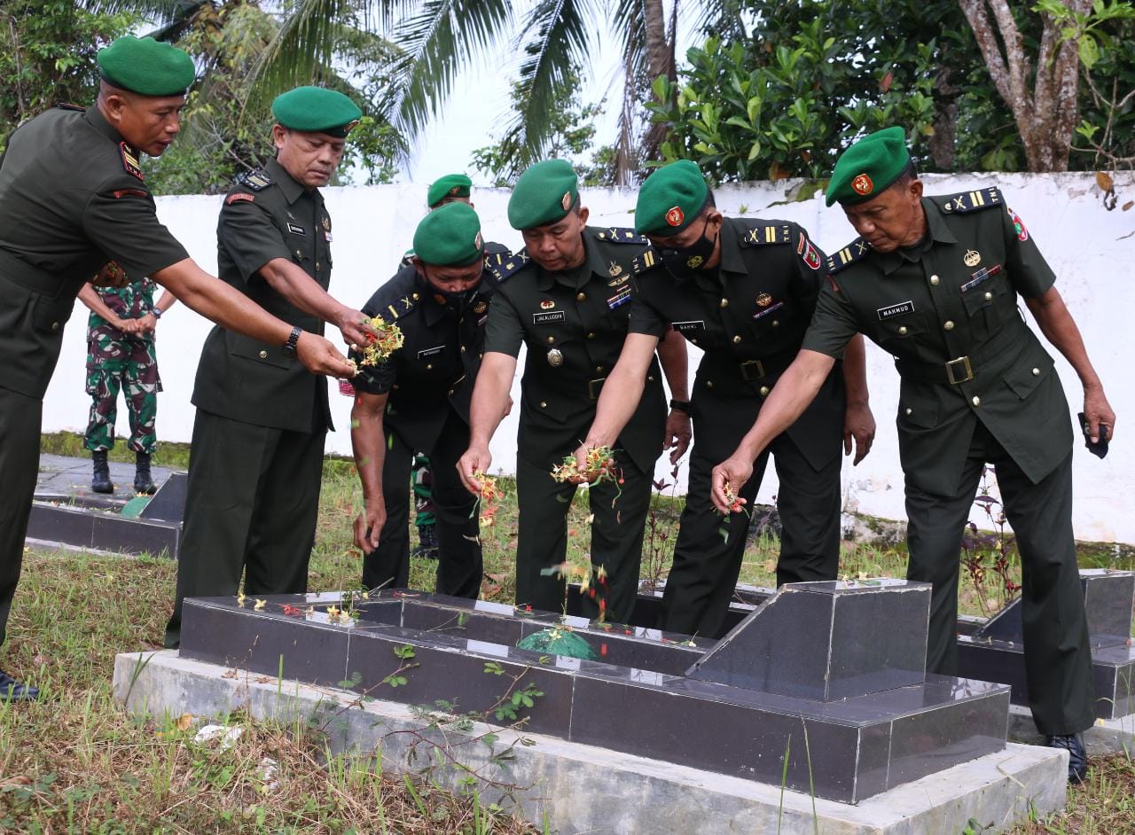 Jajaran Korem 142/Tatag dan Kodim 1418/Mamuju Ziarah Ke TMP Pati'di