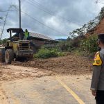 Kapolres Mamasa Tinjau Lokasi Longsor Poros Mamasa Polman Kapolres Mamasa Tinjau Lokasi Longsor Poros Mamasa Polman