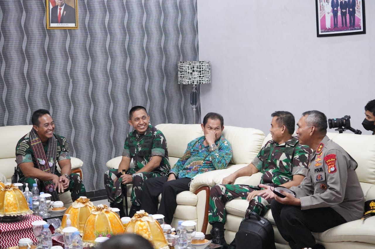 Kapolda Sulbar Sambut Kedatangan Panglima TNI Jenderal Andika Perkasa