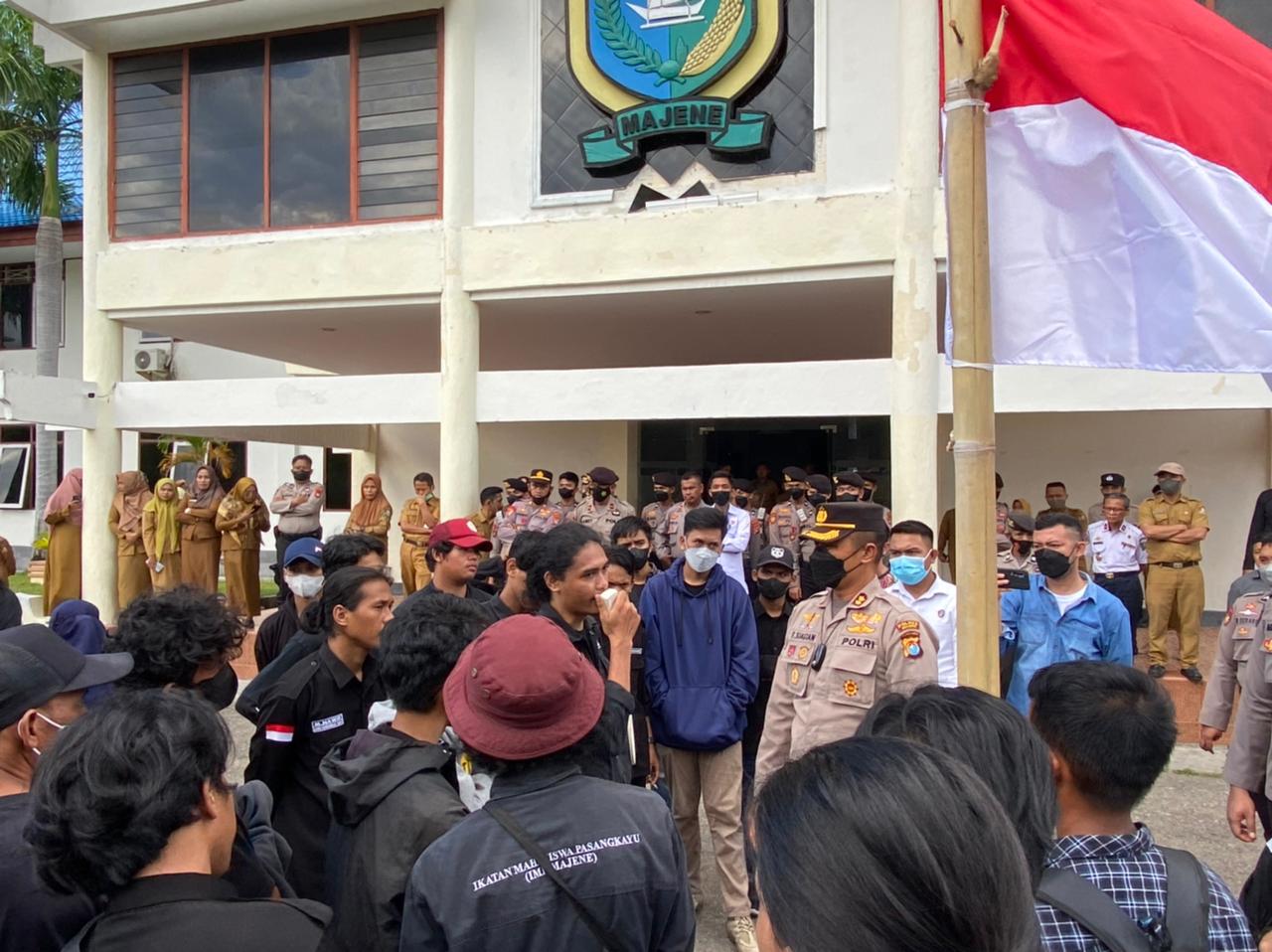 Kapolres Majene Menyayangkan Tindakan Oknum Mahasiswa yang Menurunkan Bendera Merah Putih