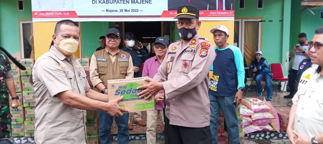 Kapolda Sulbar Salurkan Bantuan Untuk Korban Banjir di Malunda Kapolda Sulbar Salurkan Bantuan Untuk Korban Banjir di Malunda