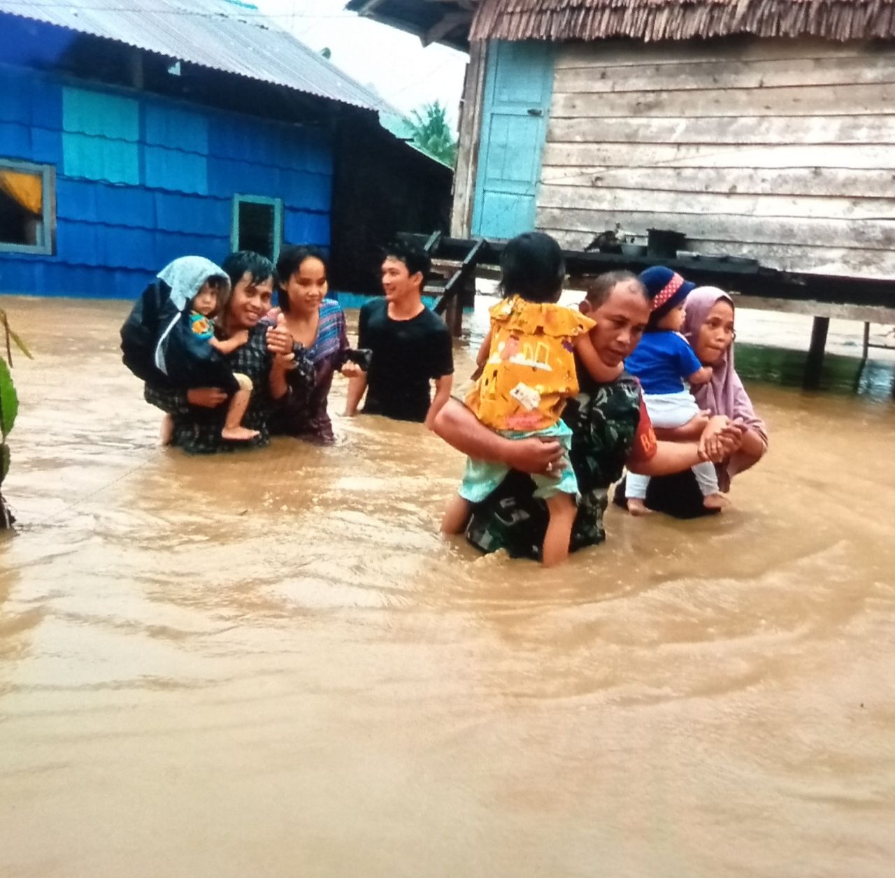 Babinsa Koramil 1418-01/Mamuju Bantu Evakuasi Warga Terendam Banjir