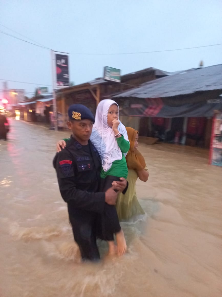 Mamuju Dikepung Banjir, Sabhara dan Brimob Polda Sulbar Evakuasi warga