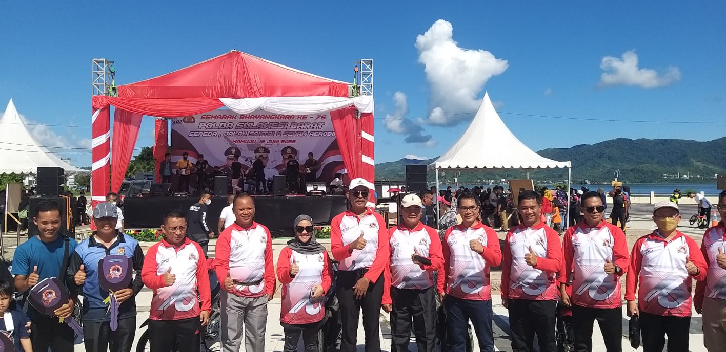 Ribuan Warga Padati Anjungan Pantai Manakarra