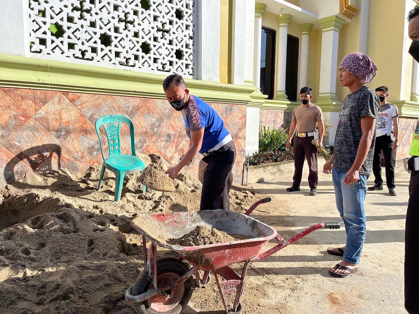 Sat Lantas Polres Mamasa Gelar Bakti Sosial Bersih Bersih Tempat Ibadah