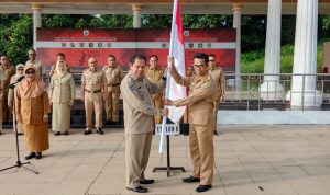 Pemprov Sulbar Serahkan 1.000 Bendera Untuk Warga Bala-Balakang
