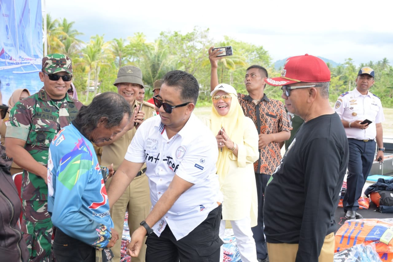 PJ Gubernur Serahkan Perlengkapan Passandeq