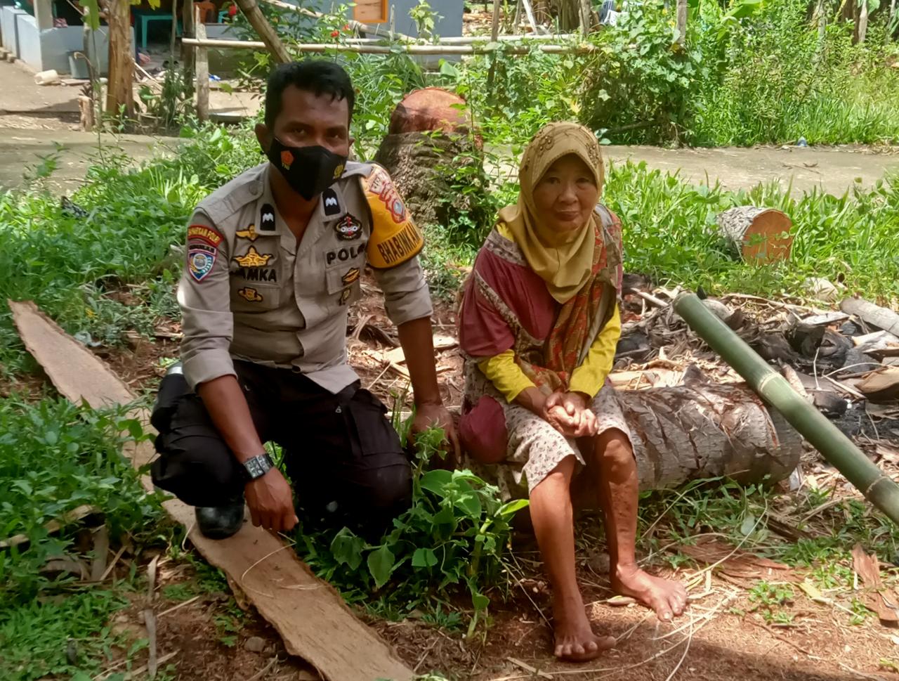Bantuan Polri, Bhabinkamtibmas Bedah Rumah Milik Ibu Rabaisah Di Labuang Rano