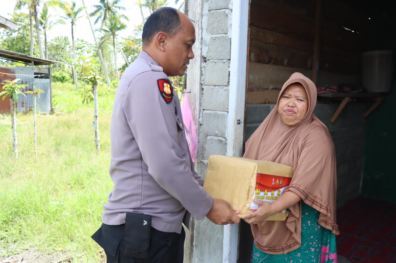 Gabungan Staf Seksi Polres Pasangkayu Bagikan Paket Sembako