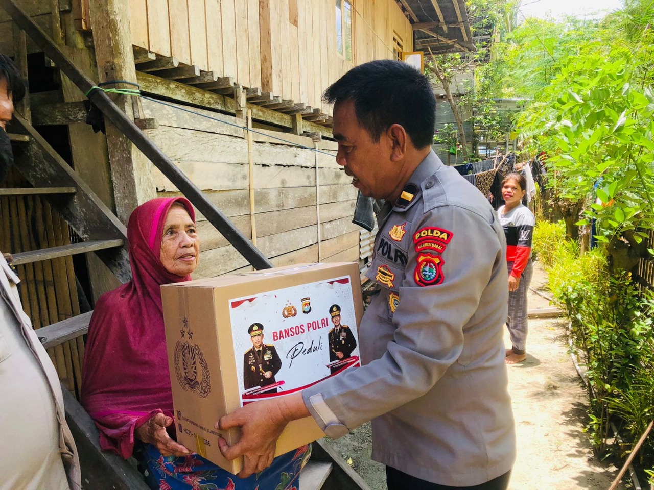 Polres Majene Bagikan Bantuan Sembako Ke Masyarakat