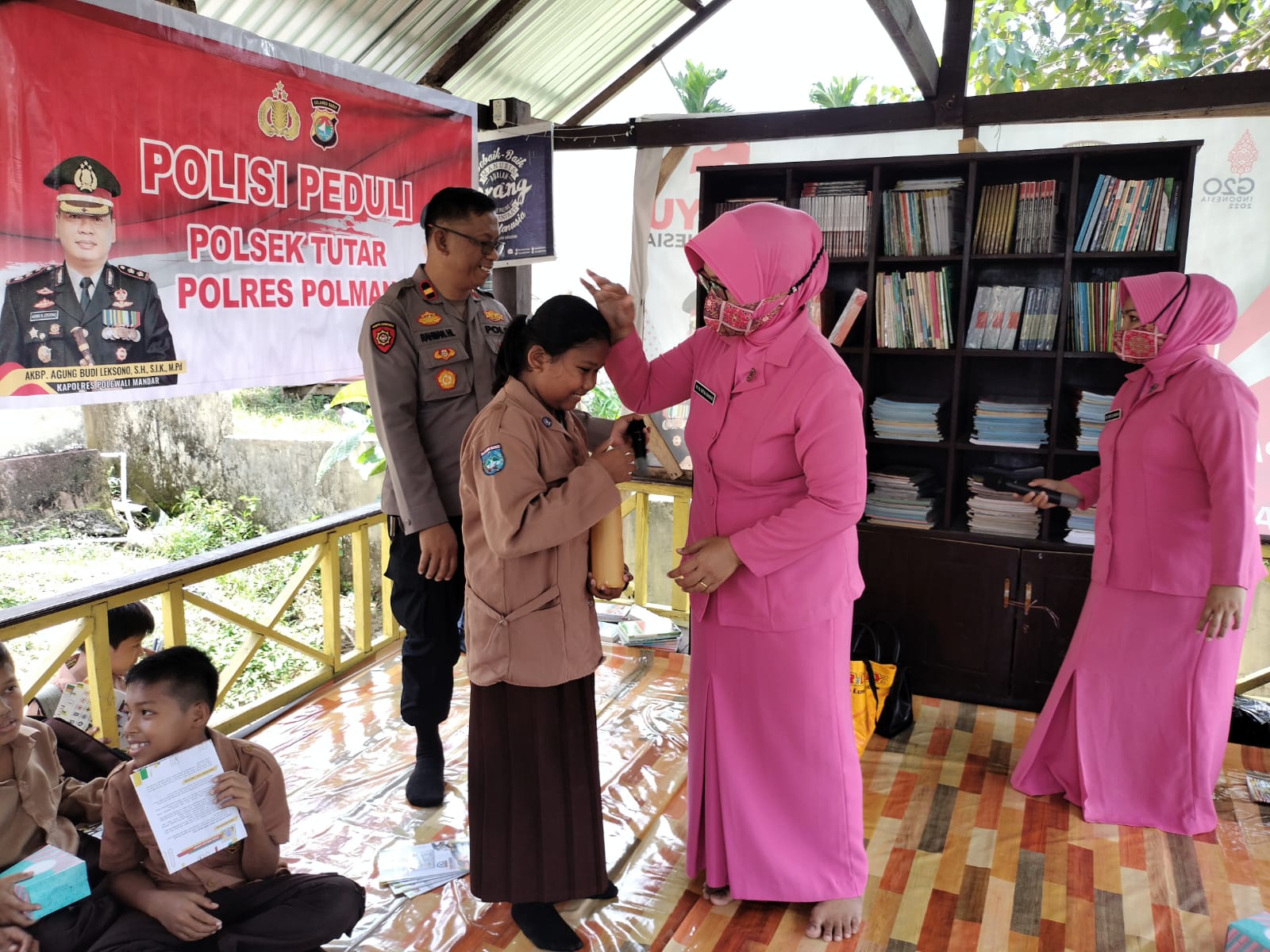 Kapolsek dan Ketua Bhayangkari Ranting Tutar Aktifkan Taman Baca Inarah Cendekia