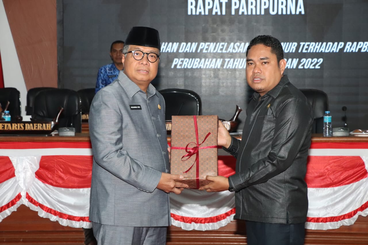 Pemprov Sulbar Serahkan Raperda APBD Perubahan 2022