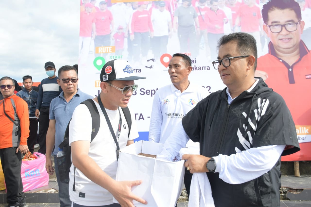 Bersama Forkopimda, Akmal Malik Gelar Jalan Santai Serta Pelepasan Parade Perahu Tradisional