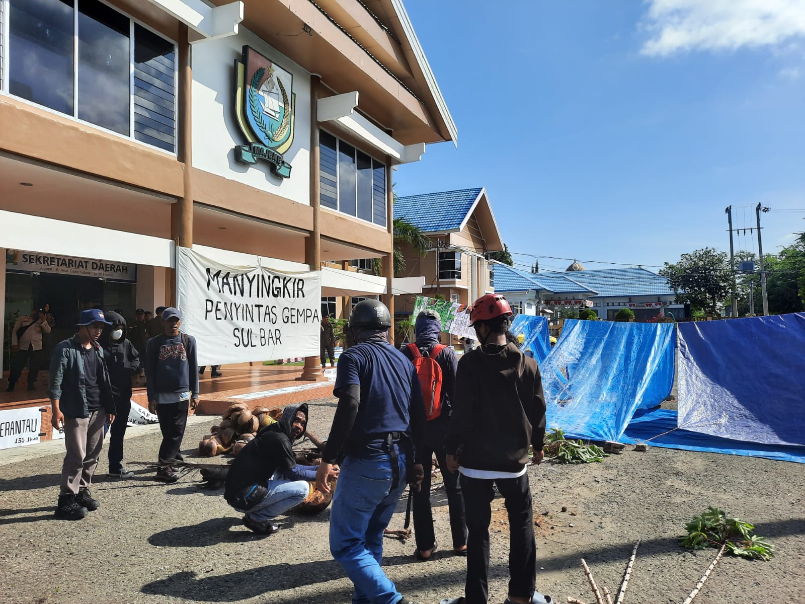 Puluhan Mahasiswa Bangun Tenda di Depan Kantor Bupati Majene