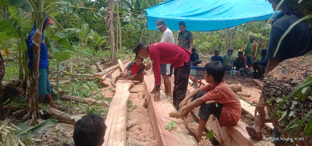 Bhabinkamtibmas dan Warga Desa Topore Swadaya Bangun Rumah Hunian Sementara