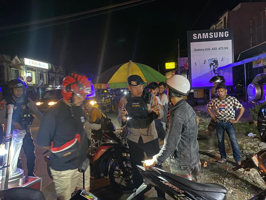 Personil Polresta Mamuju Lakukan Patroli Jalan Kaki Di Arteri