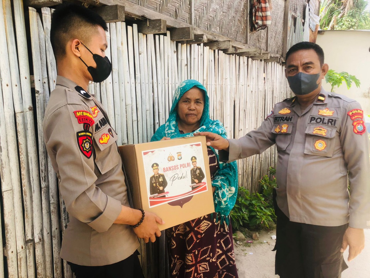 Polres Majene Terus Salurkan Bansos Polri Peduli Ke Warga Kurang Mampu  Polres Majene Terus Salurkan Bansos Polri Peduli Ke Warga Kurang Mampu