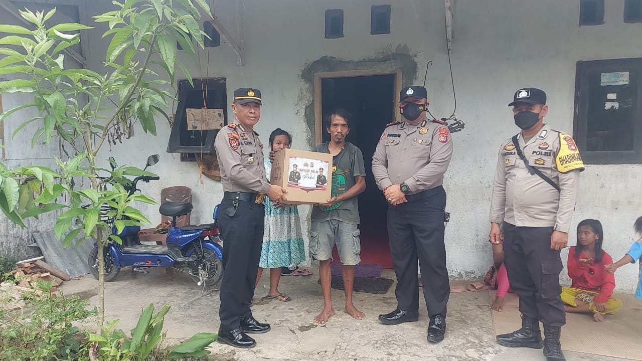 Bansos Polri Peduli, Kapolsek Pasangkayu Bagikan Sembako ke Masyarakat Bansos Polri Peduli, Kapolsek Pasangkayu Bagikan Sembako ke Masyarakat