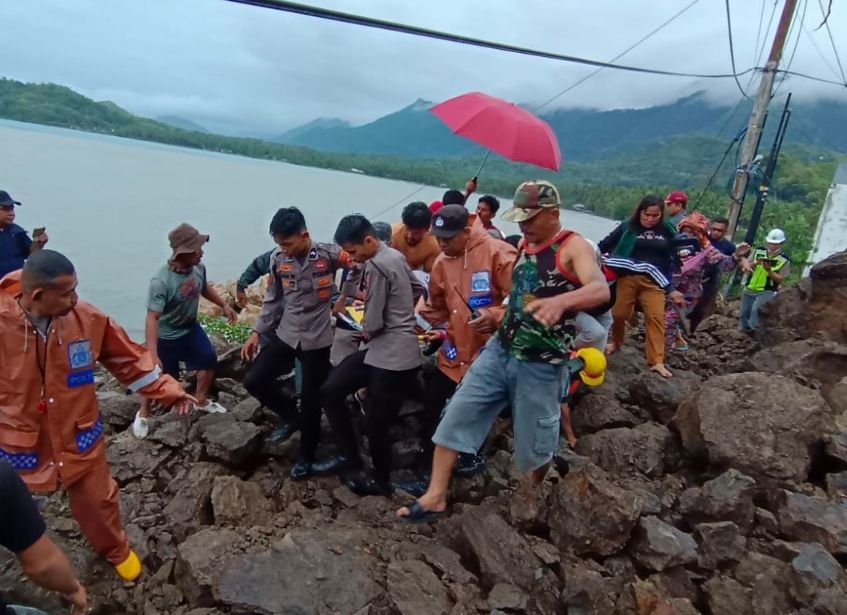 Polisi Membantu Evakuasi Wanita Akan Melahirkan Yang Terjebak Longsor Di Desa Lalatedzong Majene.