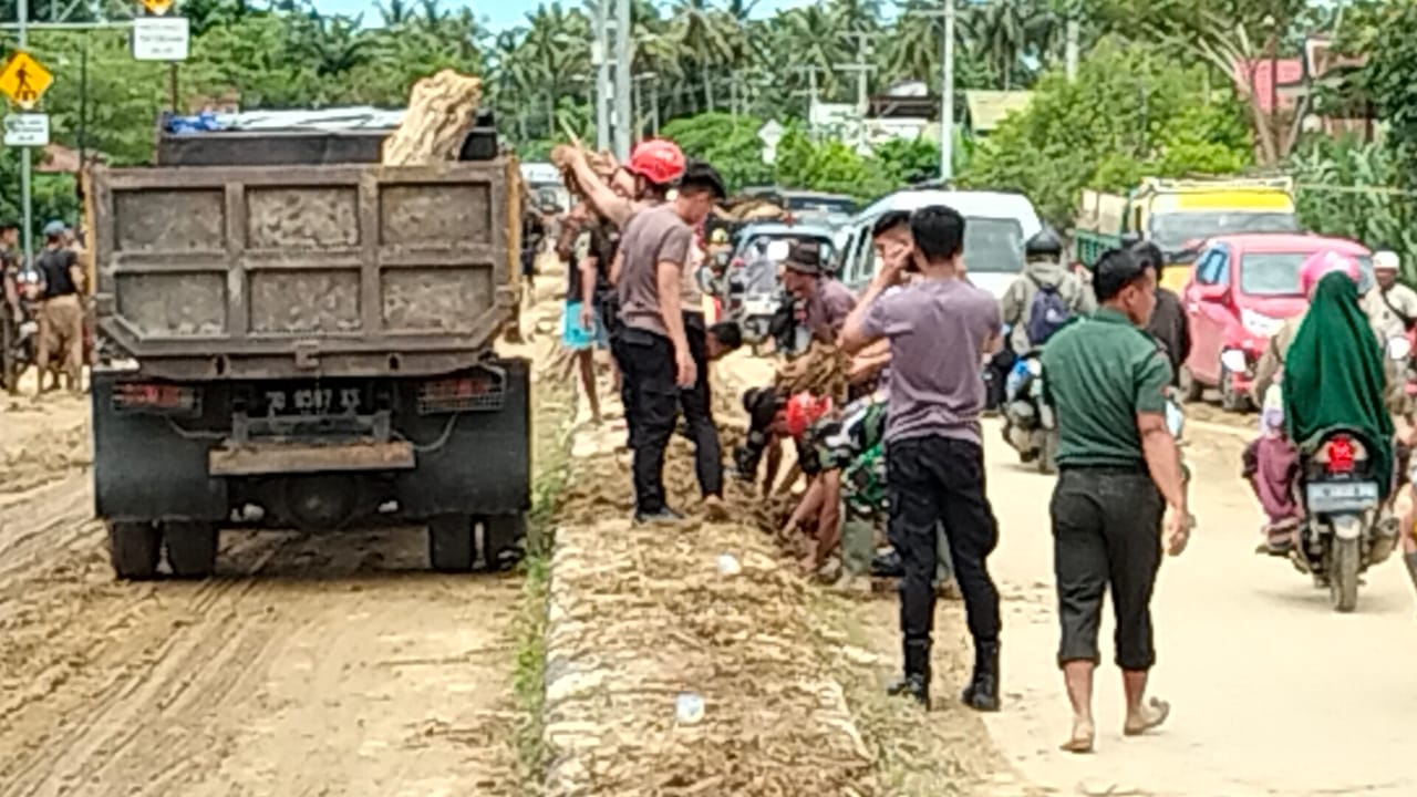 Polresta Mamuju Bersama TNI Dan Masyarakat Lakukan Pembersihan Sampah Pasca Banjir