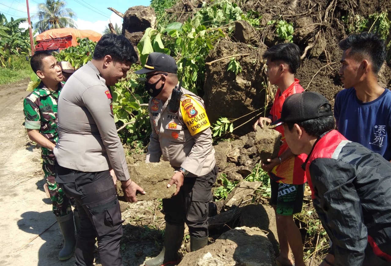Longsor Di Kecamatan Tubo, Polisi Dan Masyarakat Gotong Royong Bersihkan Material Batu & Tanah
