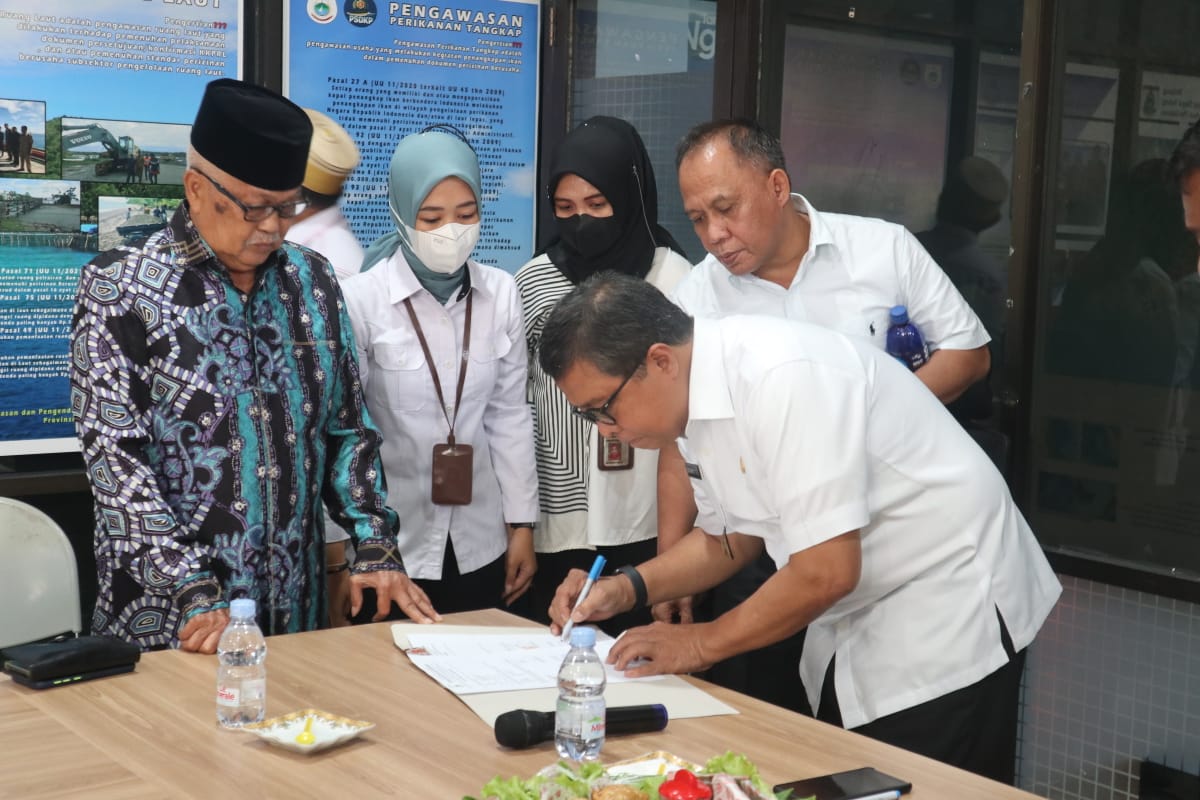 Sekprov - DKP Sulbar Serah Terima Excavator Komatsu Dari Pihak Ketiga Sekprov - DKP Sulbar Serah Terima Excavator Komatsu Dari Pihak Ketiga