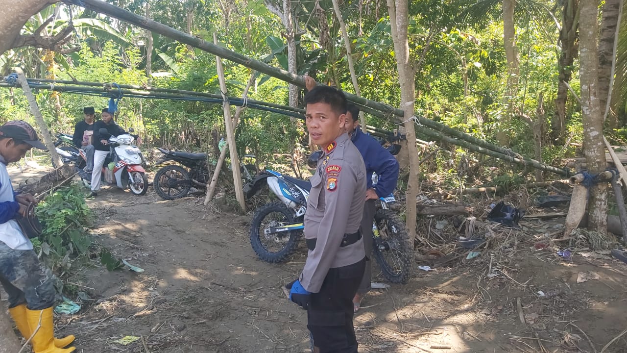 Patroli Jalan Kaki Dan Sambangi Warga Personil Polsek Alu