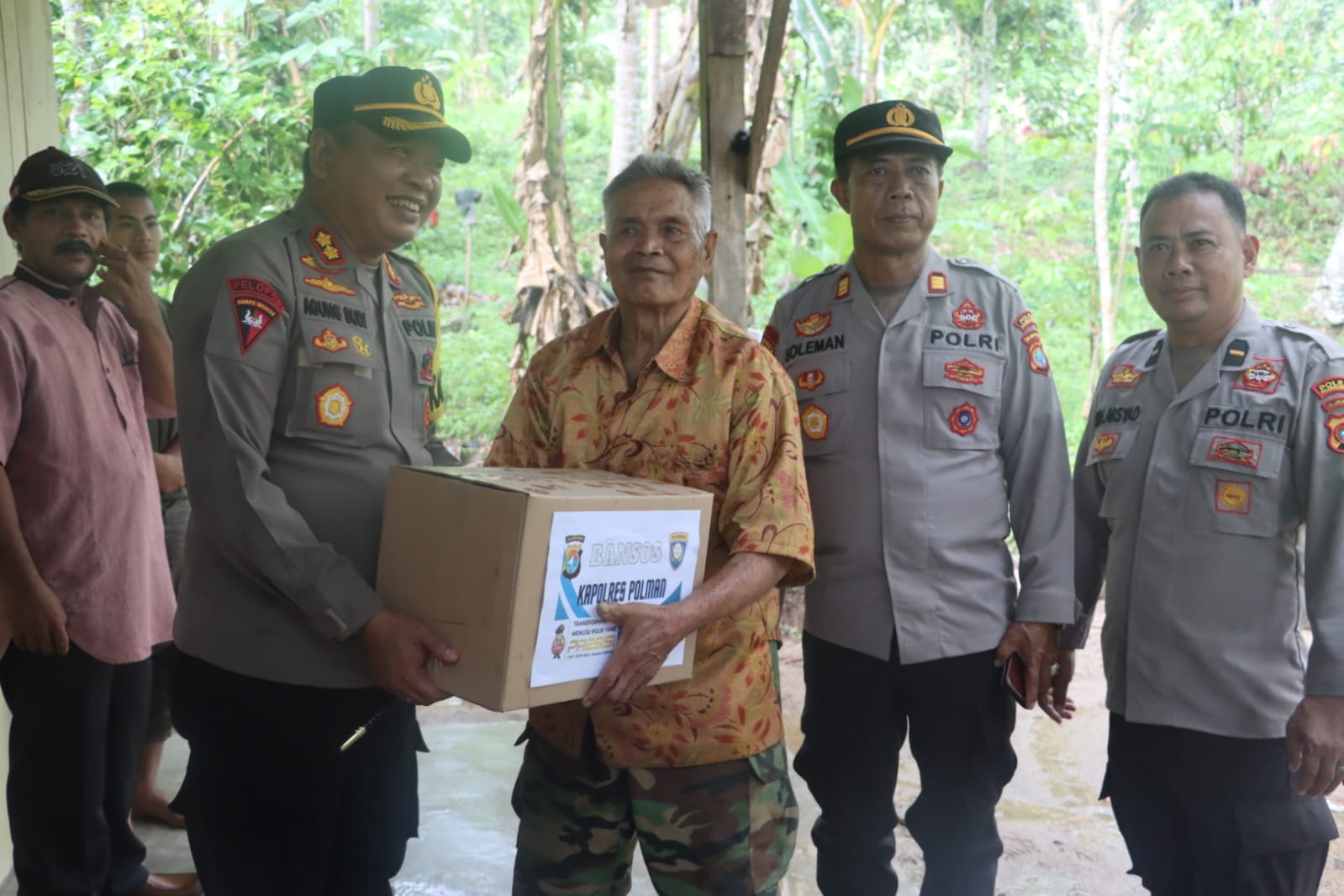 Peduli Masyarakat Kurang Mampu Kapolres Polman Bagikan Sembako