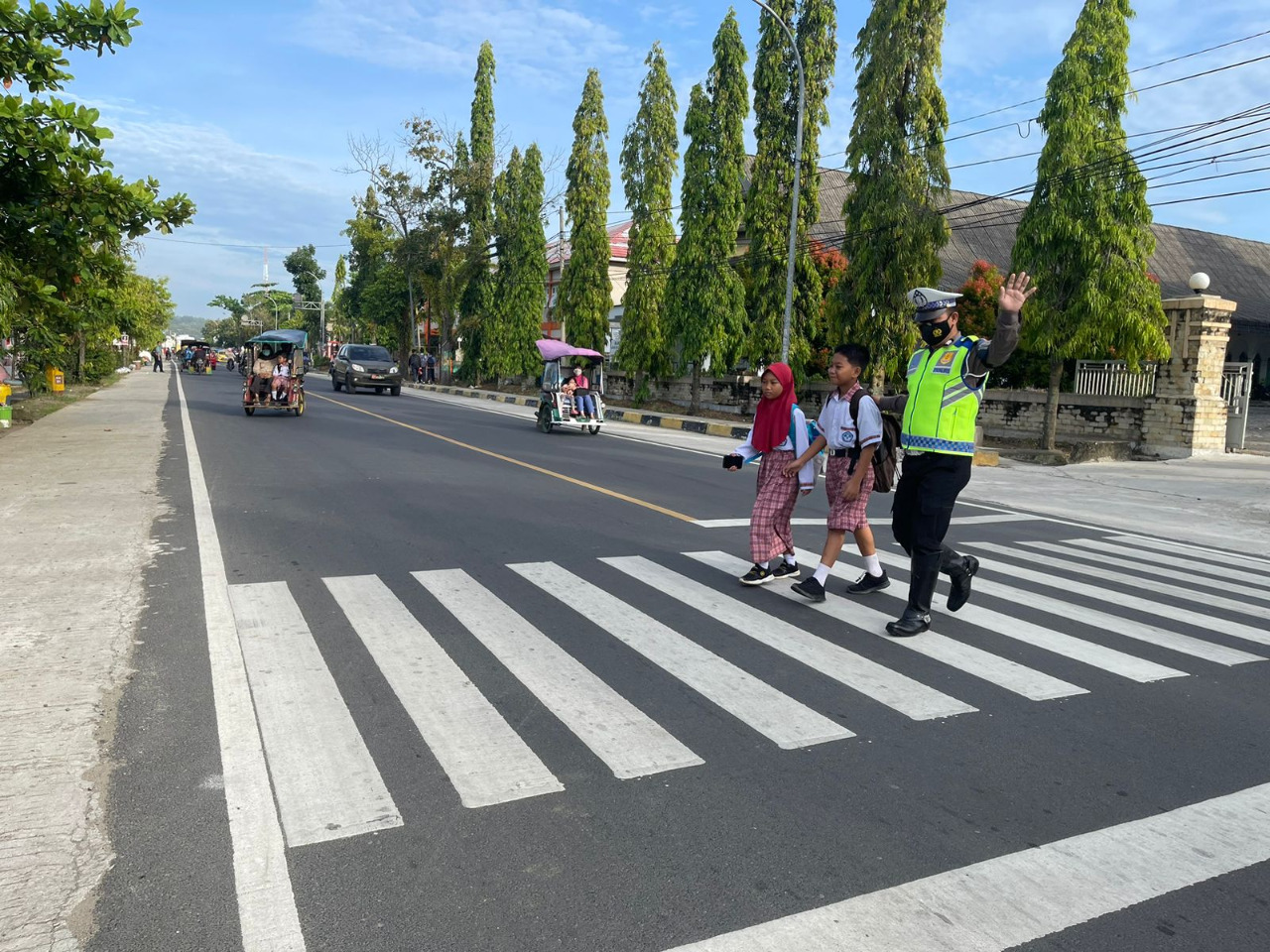 Humanis, Sat Lantas Polres Polman Bantu Seberangkan Anak Sekolah.