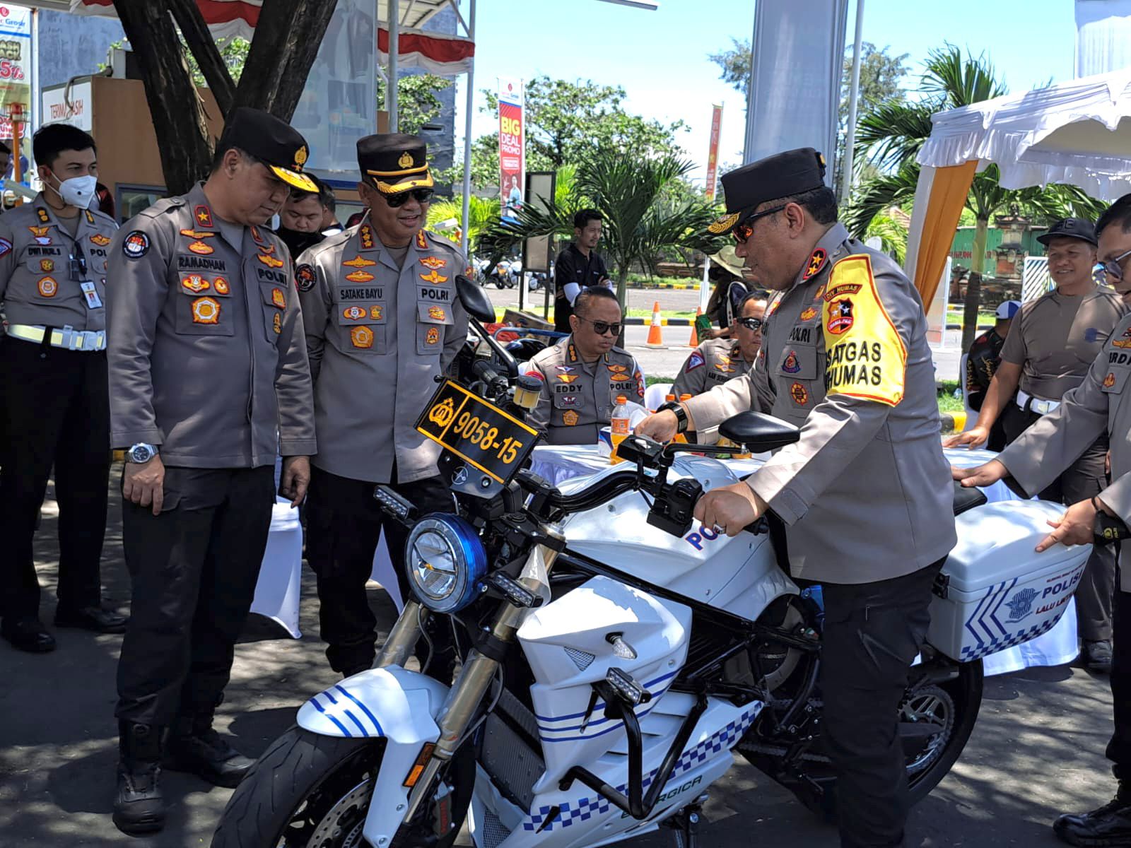 Kadiv Humas Polri Cek Kendaraan Listrik untuk KTT G20 di Bali