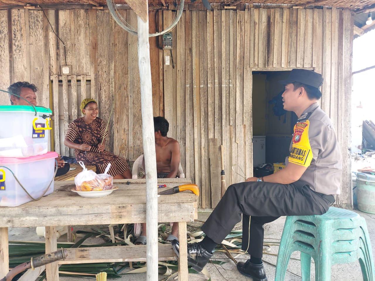 Bhabinkamtibmas Desa Pangiang Pasangkayu Jalin Kemitraan Warga Desa Binaan Bhabinkamtibmas Desa Pangiang Pasangkayu Jalin Kemitraan Warga Desa Binaan