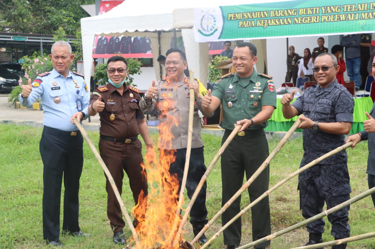 Kapolres polman Hadiri Pemusnahan Barang Bukti Inkracht Kejari Polman