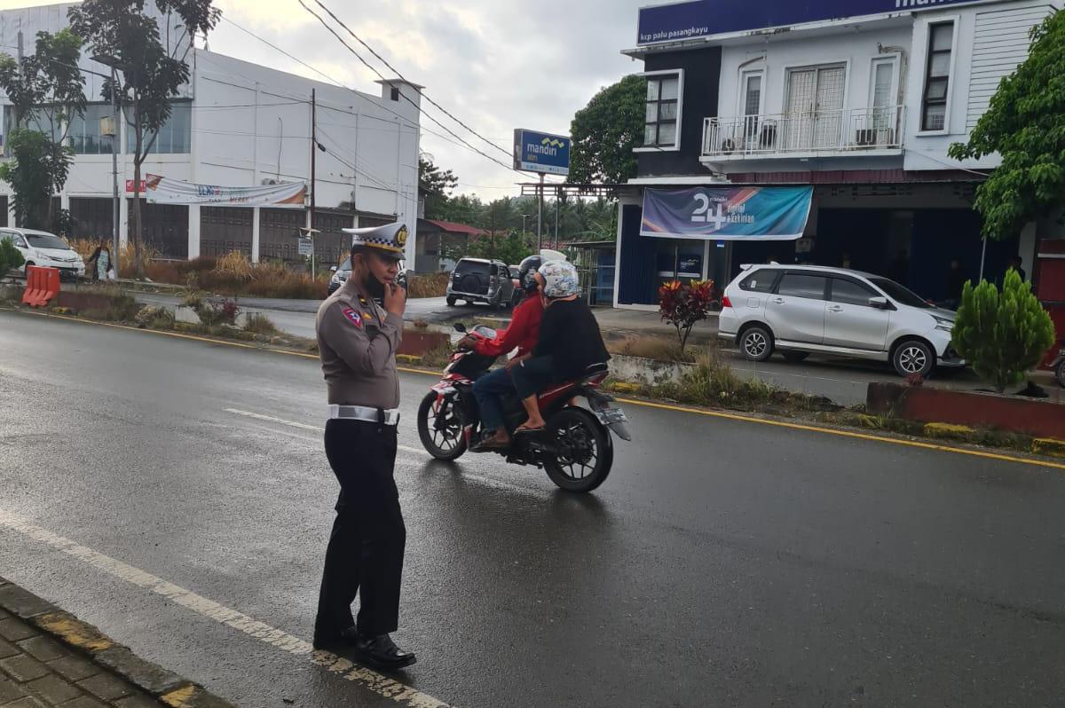 Personil Satlantas Polres Pasangkayu Tetap Melayani Masyarakat Dengan Pengaturan lalu lintas 