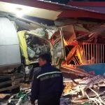 Respon Cepat Polres Majene Amankan TKP Dump Truck Yang Tabrak Rumah Warung Di Malunda